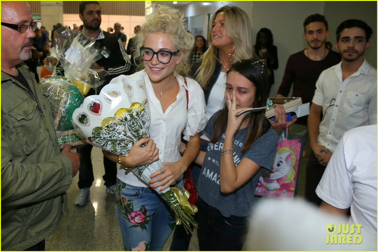 pixie lott almost cries with happiness at brazil airport 40