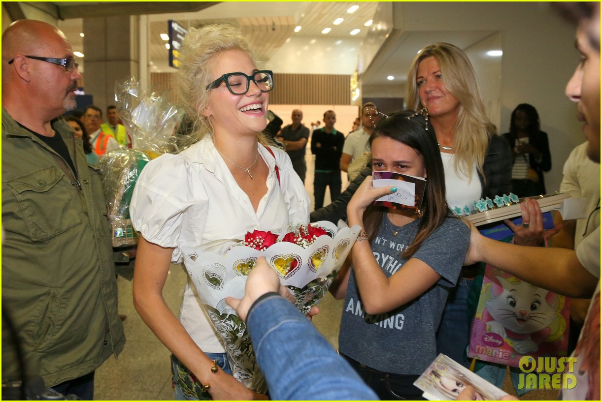 pixie lott almost cries with happiness at brazil airport 42