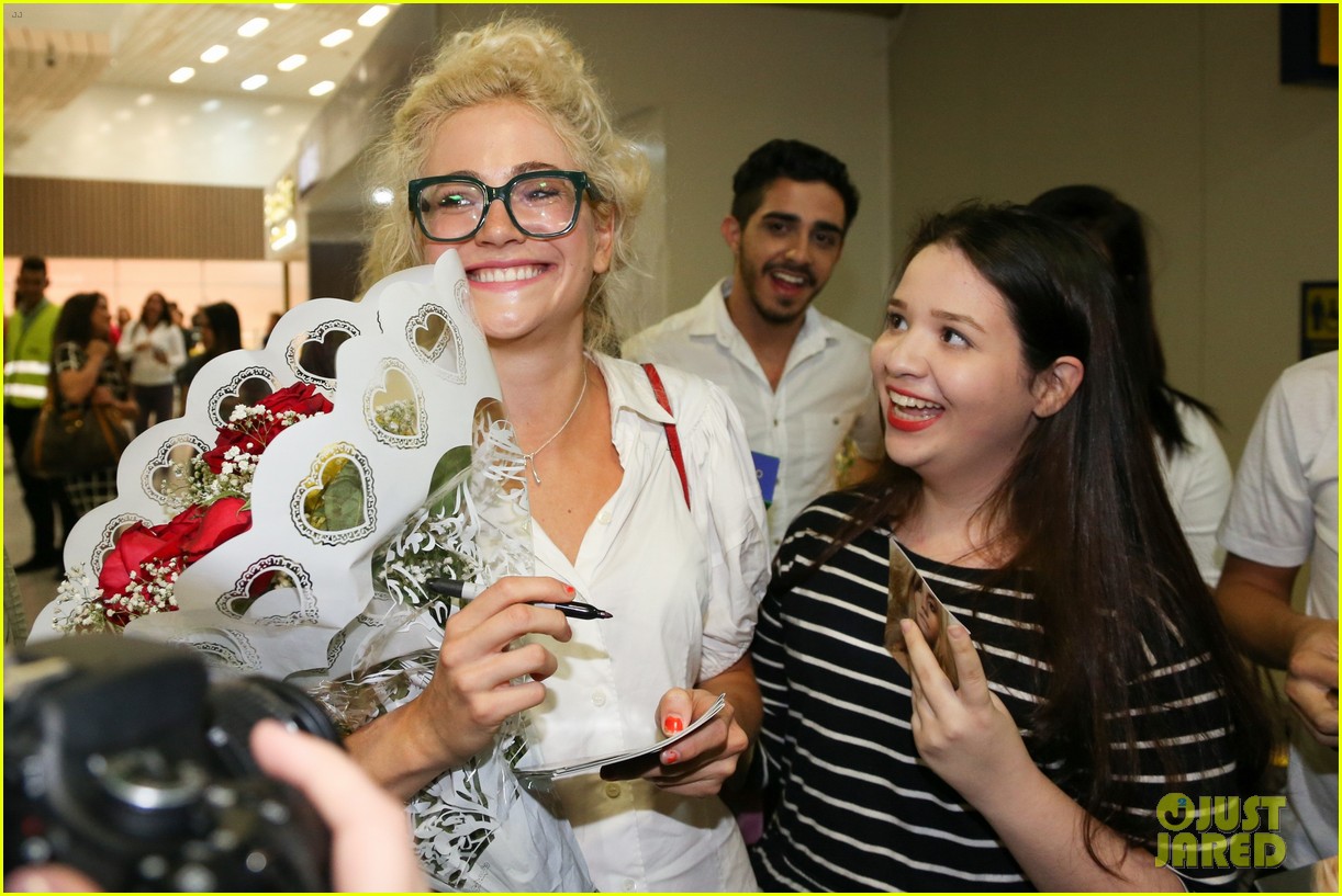 pixie lott almost cries with happiness at brazil airport 43