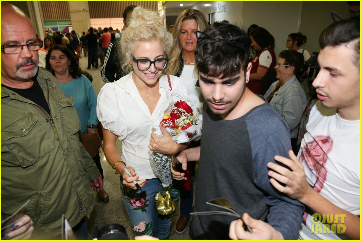 pixie lott almost cries with happiness at brazil airport 44
