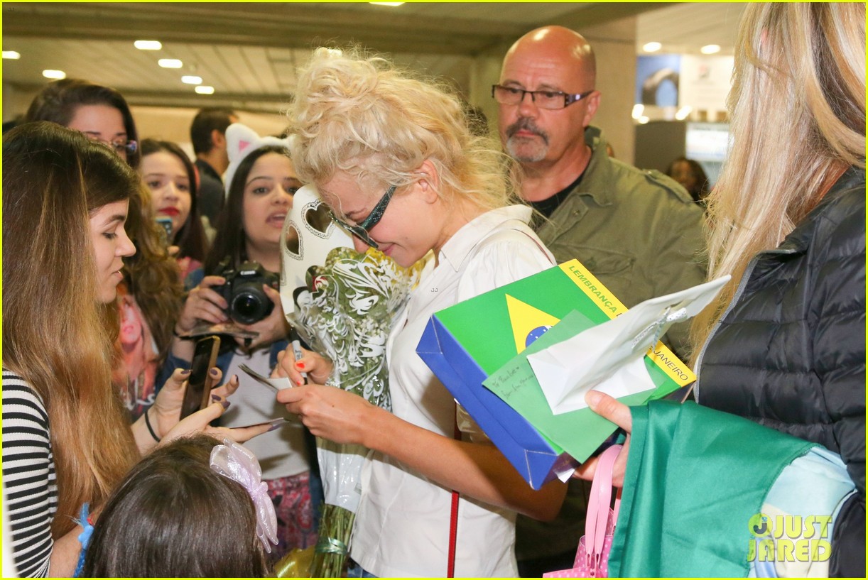 pixie lott almost cries with happiness at brazil airport 45