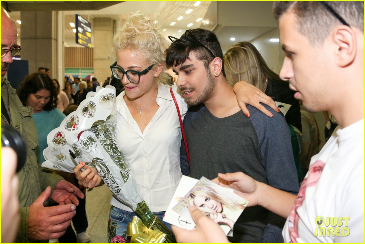 pixie lott almost cries with happiness at brazil airport 46