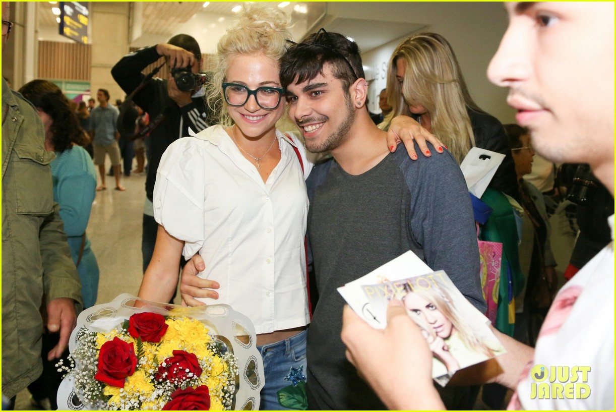 pixie lott almost cries with happiness at brazil airport 48