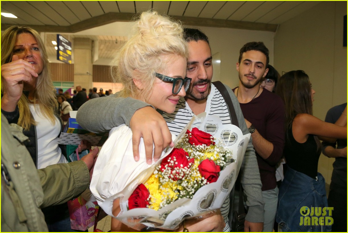 pixie lott almost cries with happiness at brazil airport 49