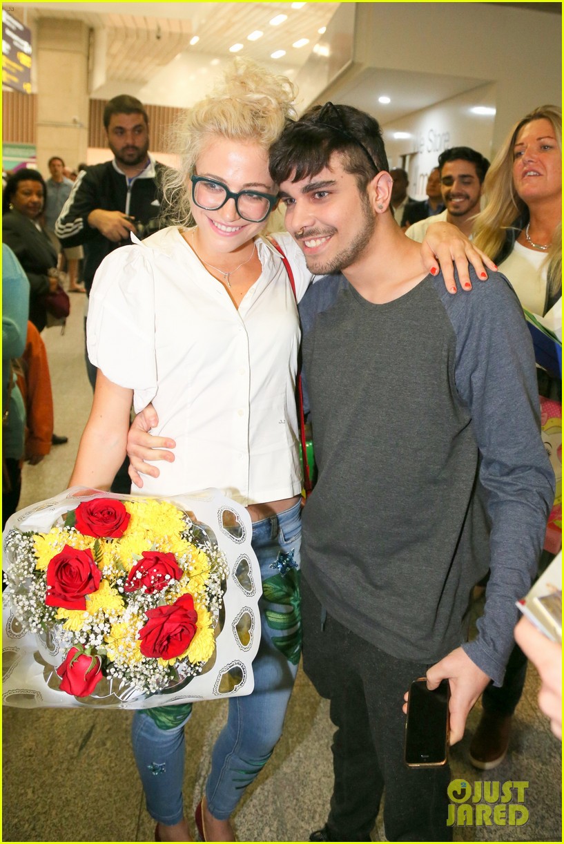 pixie lott almost cries with happiness at brazil airport 50
