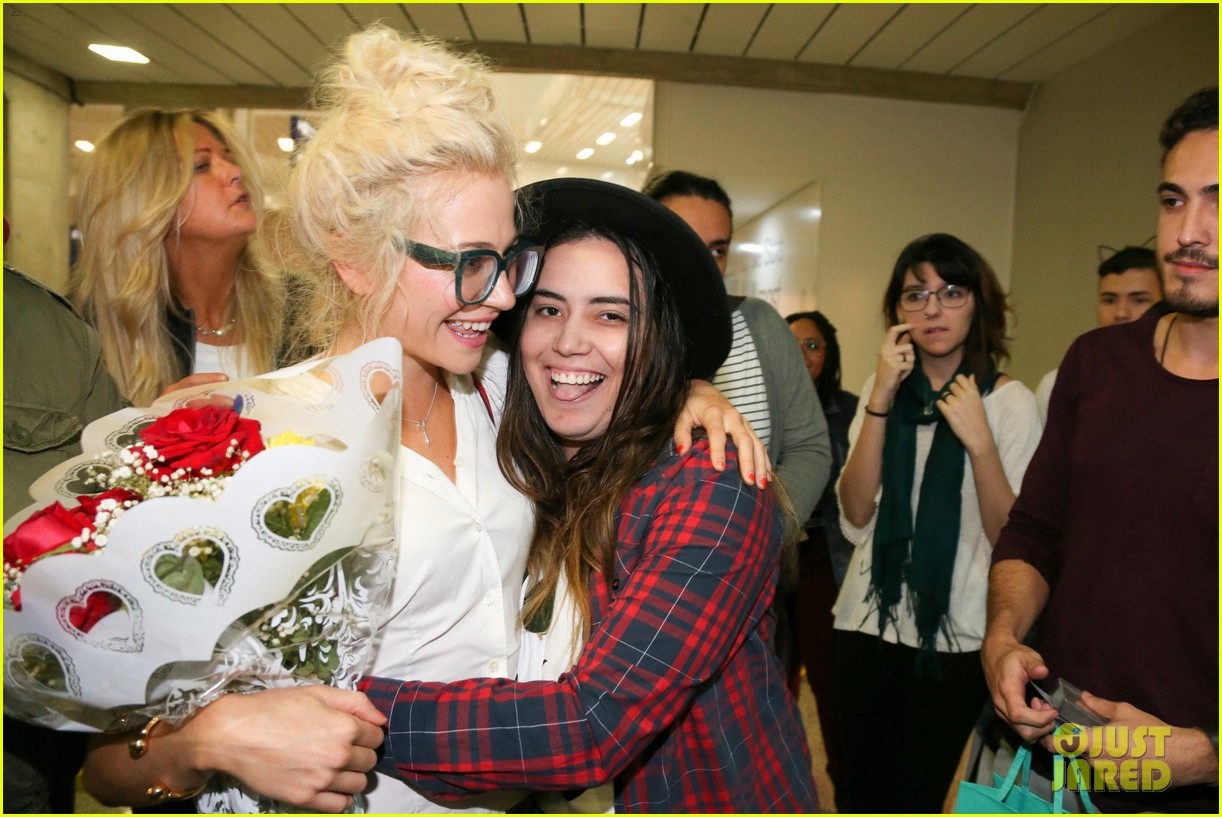 pixie lott almost cries with happiness at brazil airport 51