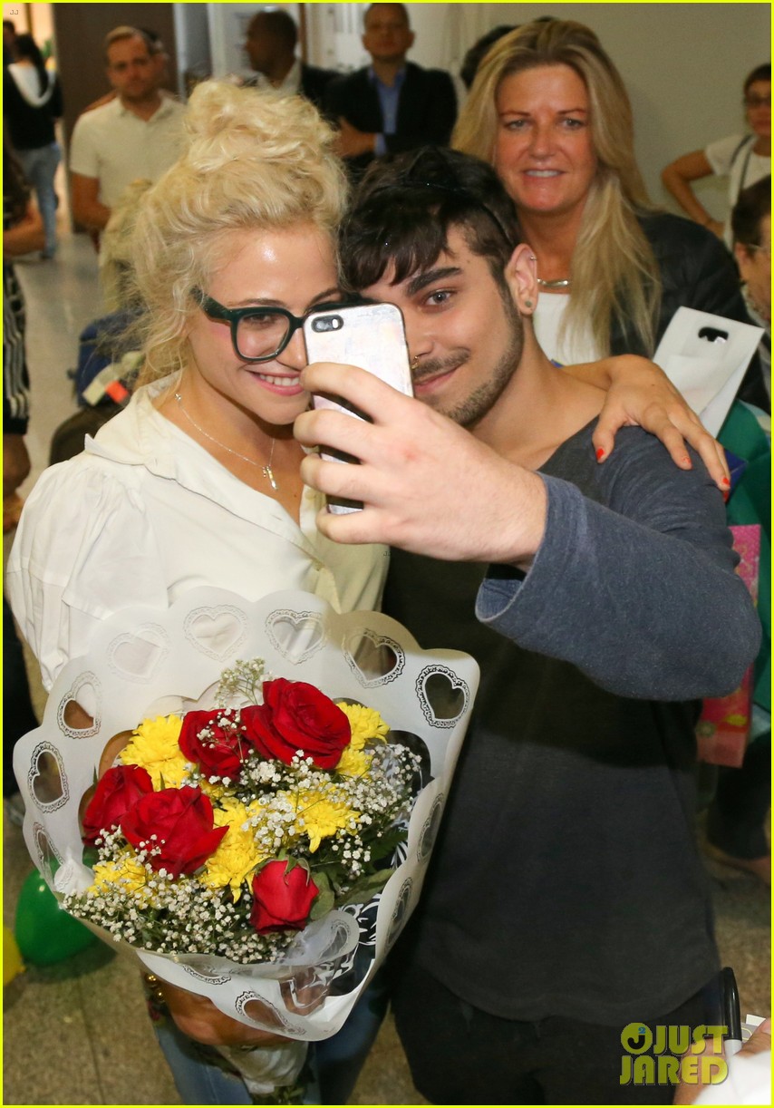 pixie lott almost cries with happiness at brazil airport 52
