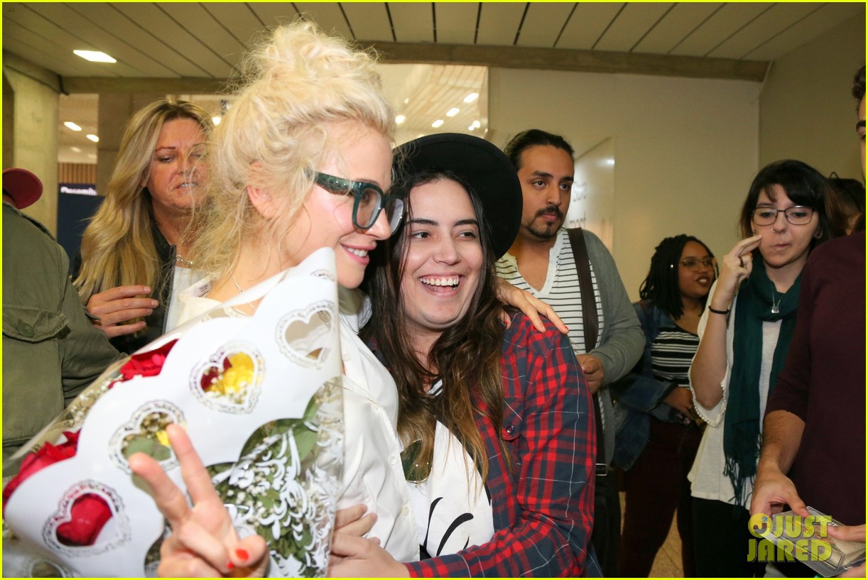 pixie lott almost cries with happiness at brazil airport 53