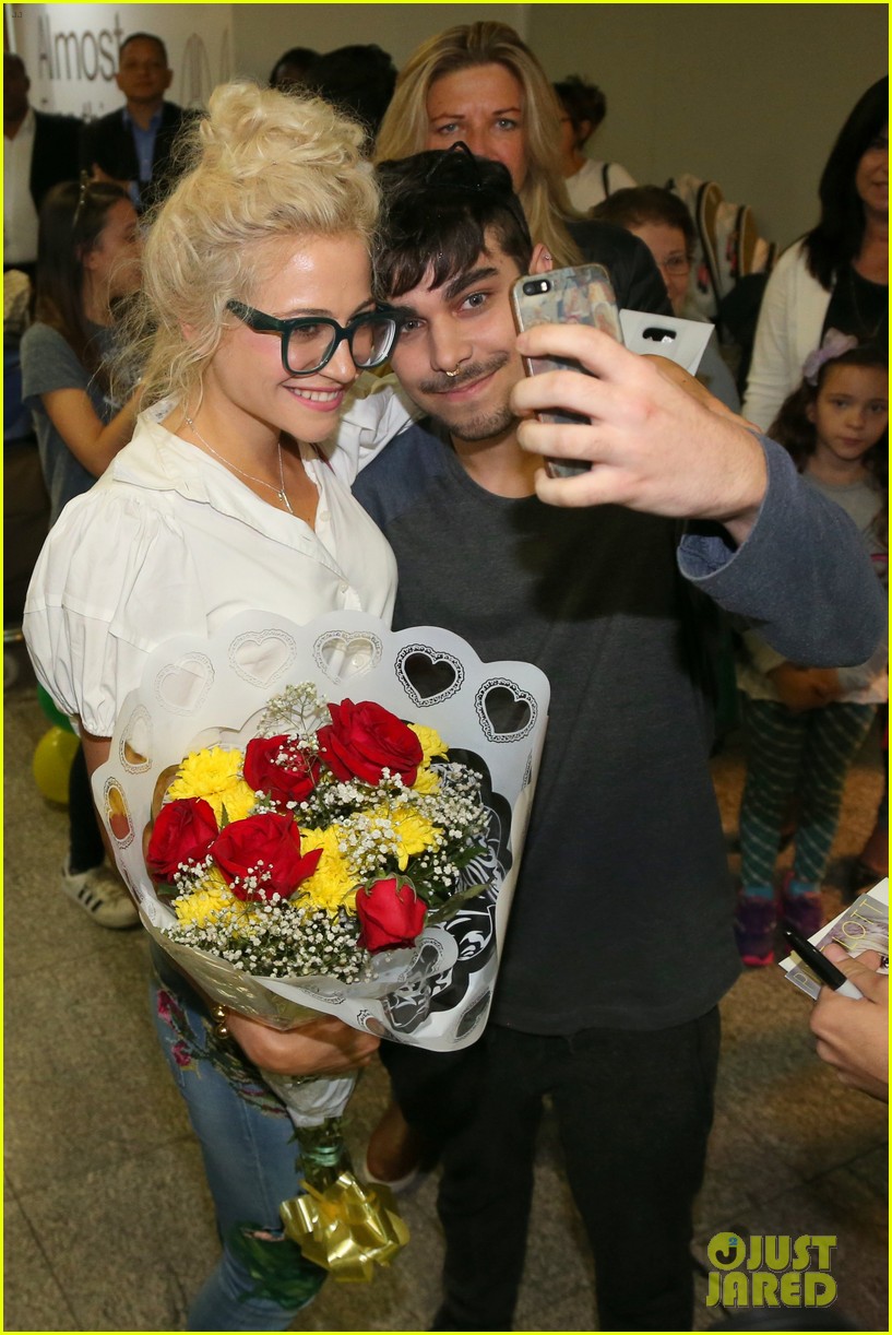 pixie lott almost cries with happiness at brazil airport 54