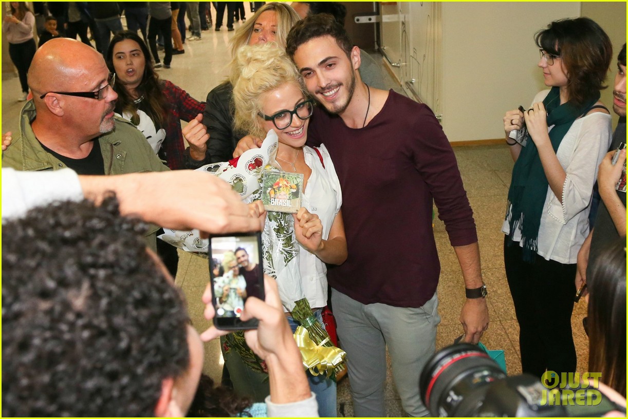 pixie lott almost cries with happiness at brazil airport 55