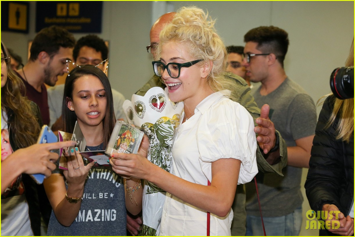 pixie lott almost cries with happiness at brazil airport 57