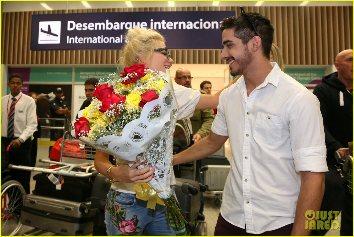 pixie lott almost cries with happiness at brazil airport 62