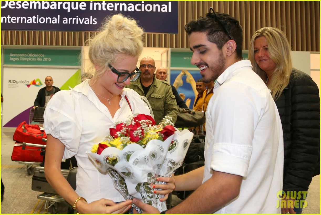 pixie lott almost cries with happiness at brazil airport 65
