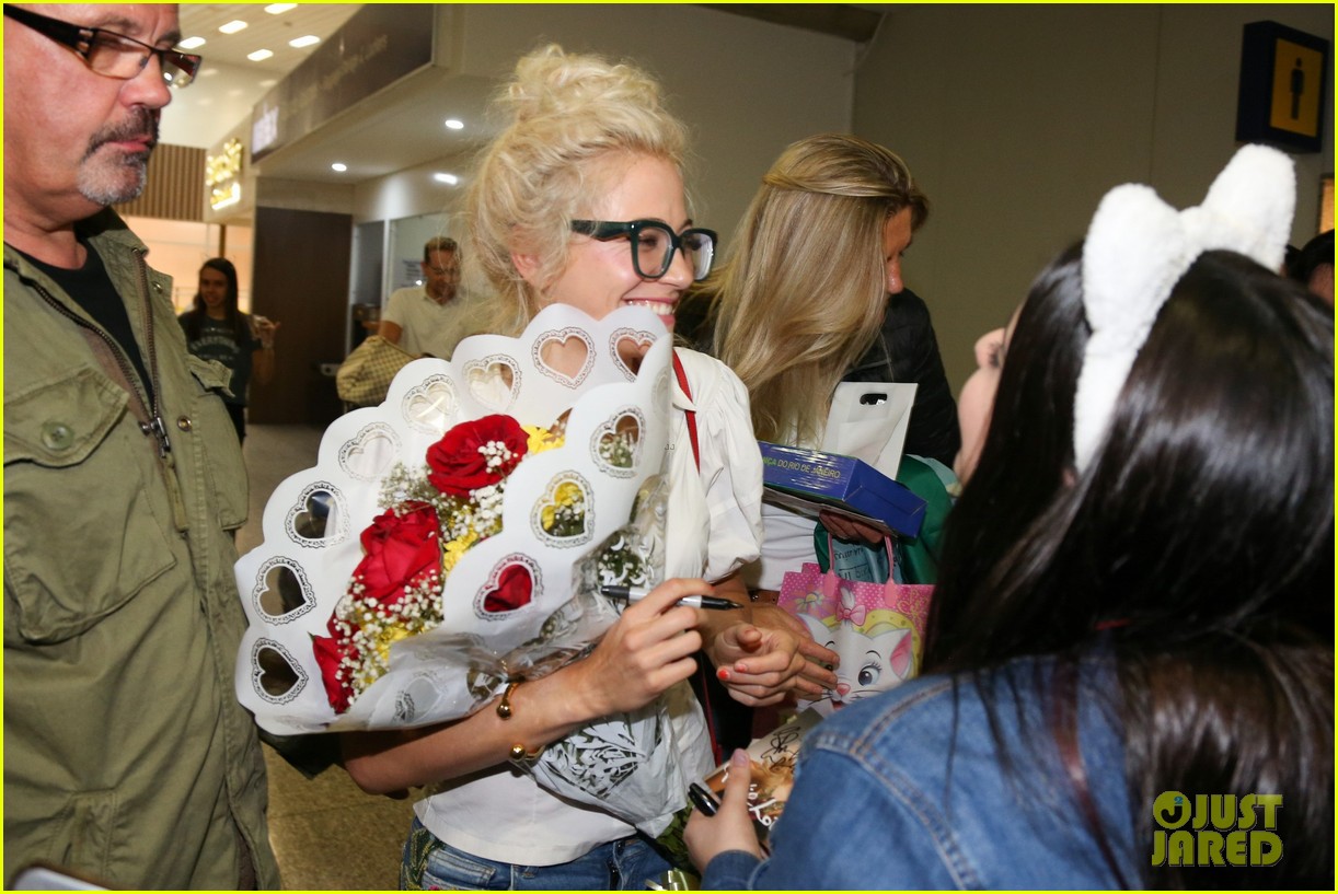 pixie lott almost cries with happiness at brazil airport 68