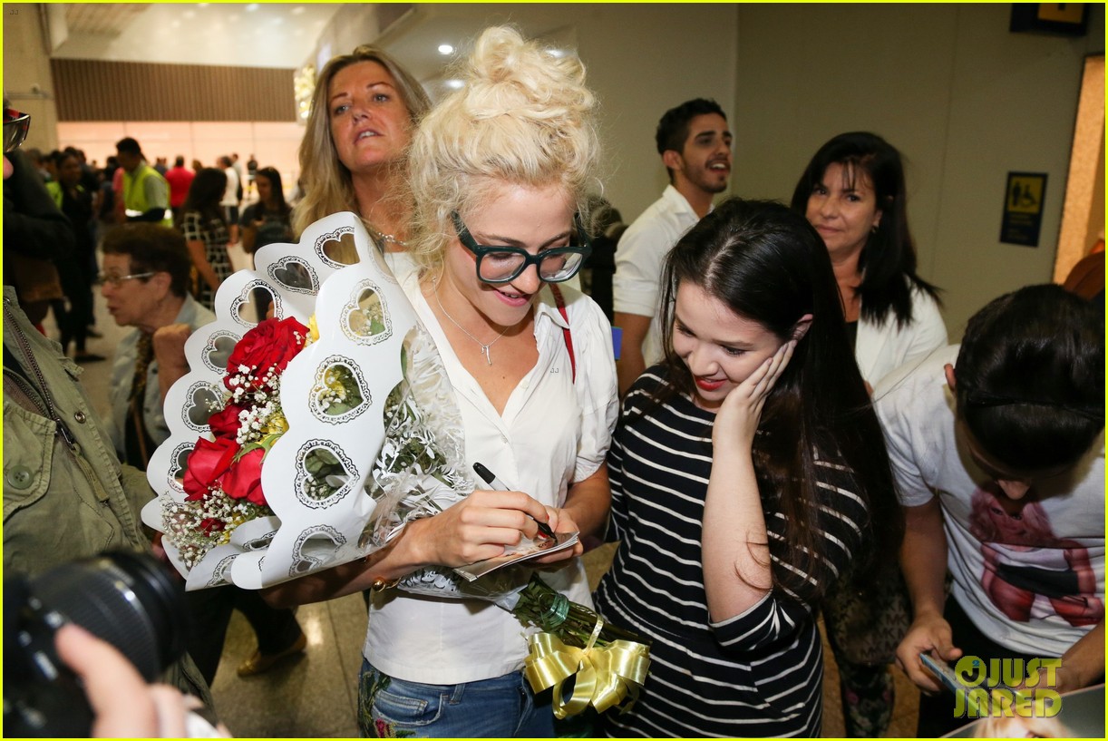 pixie lott almost cries with happiness at brazil airport 71