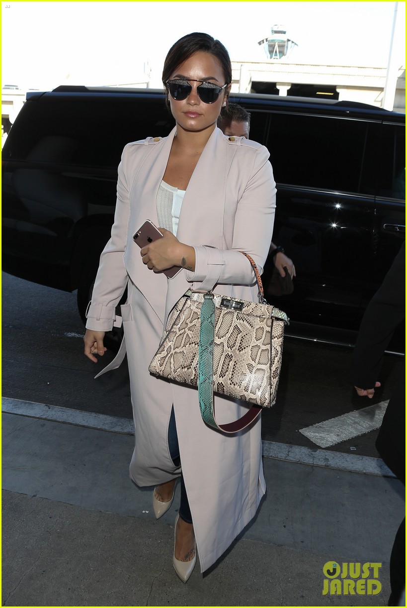 demi lovato is on her way to paris fashion week00101mytext