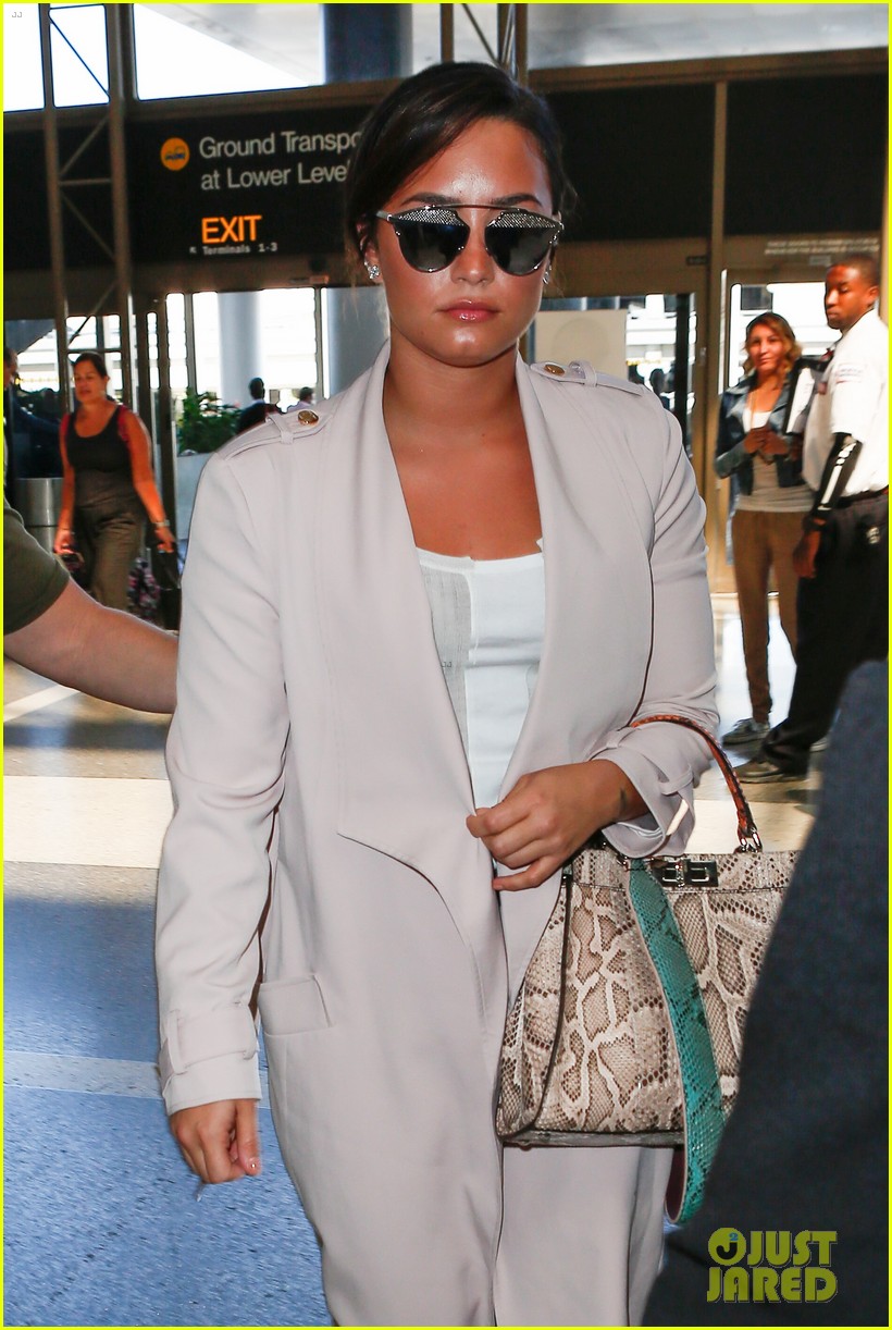 demi lovato is on her way to paris fashion week00202mytext