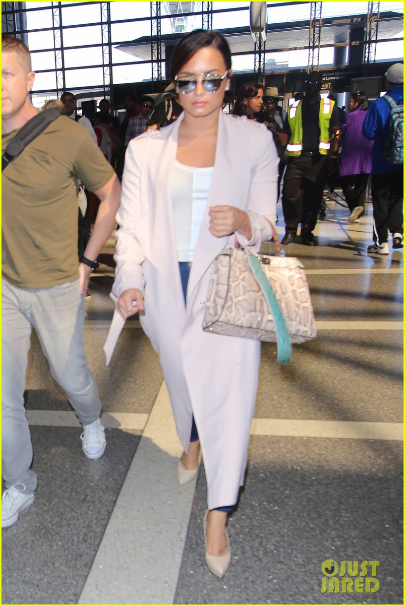 demi lovato is on her way to paris fashion week00323mytext