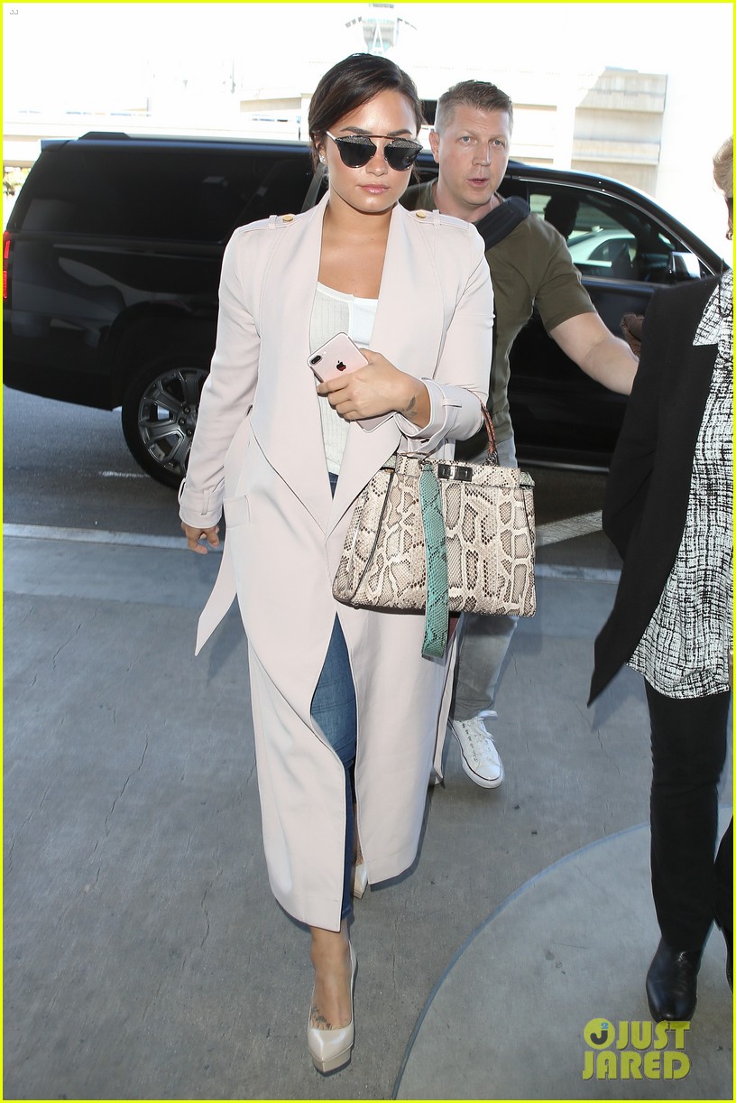 demi lovato is on her way to paris fashion week00404mytext
