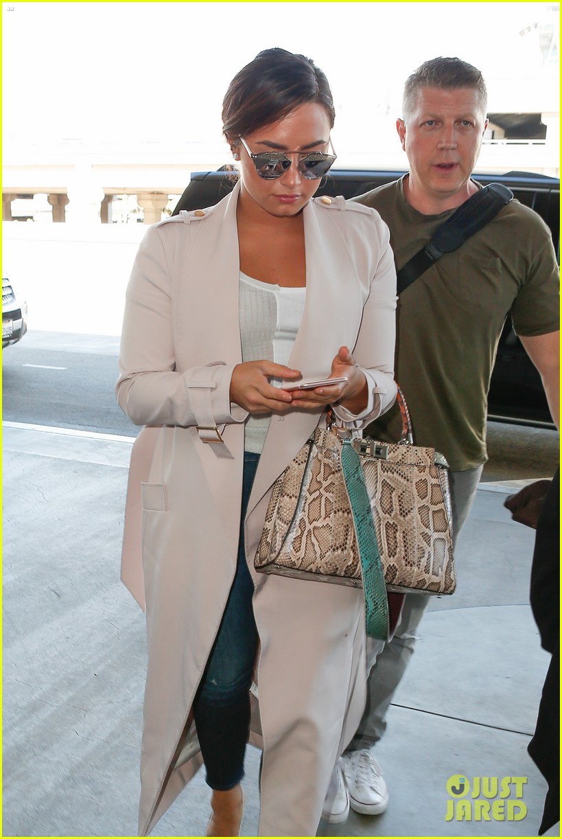 demi lovato is on her way to paris fashion week00706mytext