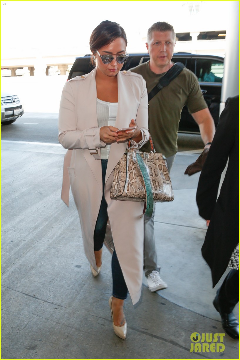 demi lovato is on her way to paris fashion week00908mytext