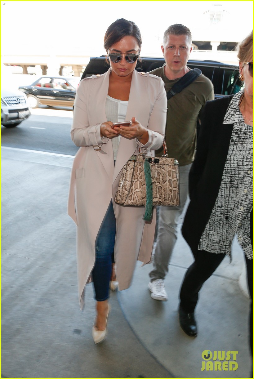 demi lovato is on her way to paris fashion week01110mytext