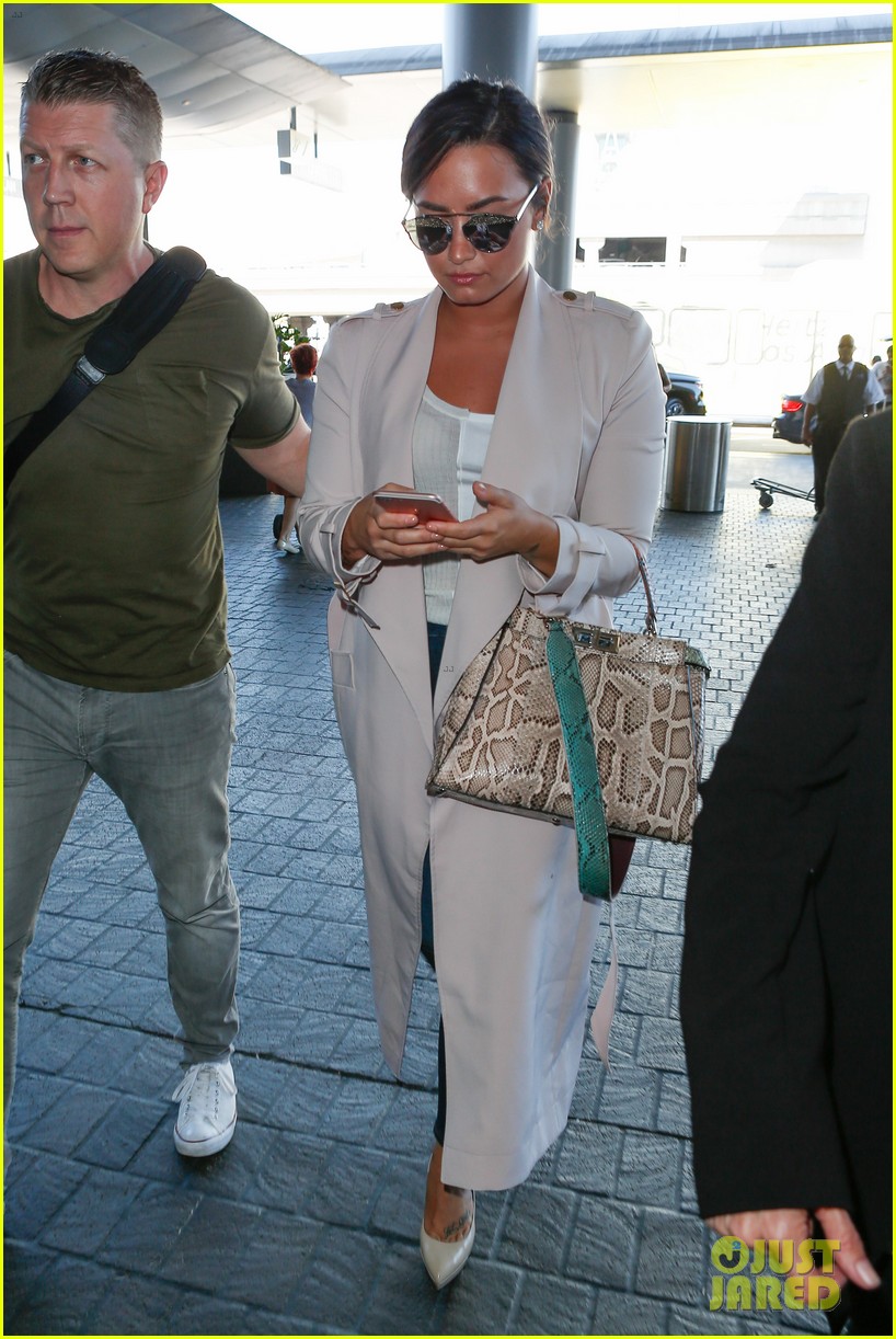demi lovato is on her way to paris fashion week01514mytext