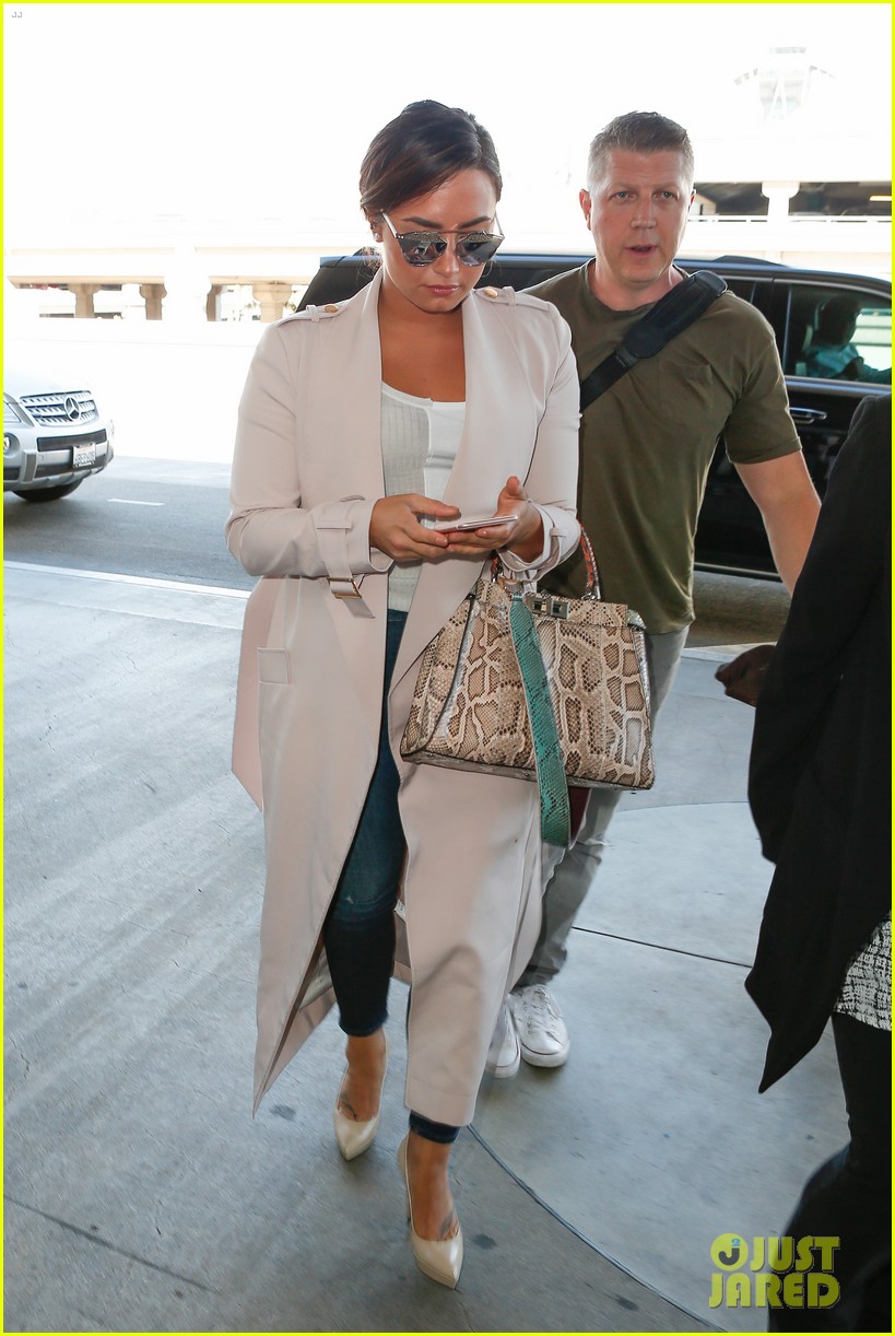 demi lovato is on her way to paris fashion week01817mytext