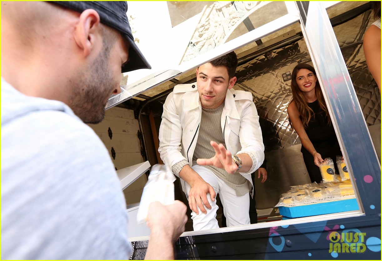 demi lovato and nick jonas surprise fans on hollywood blvd with some sweet treats 11