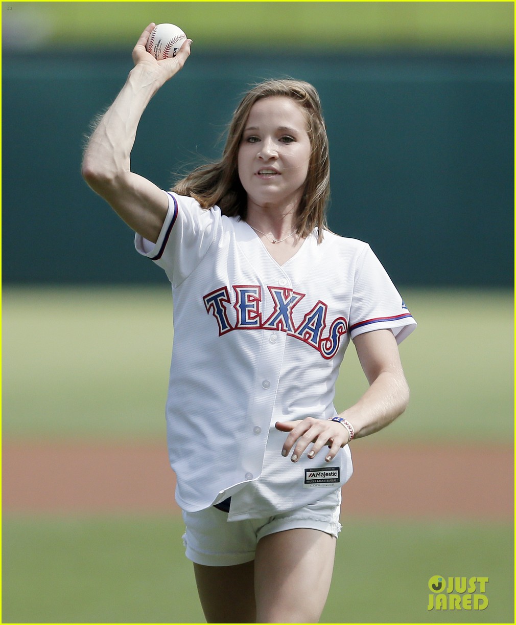 madison kocian laurie hernandez first pitches mlb 01