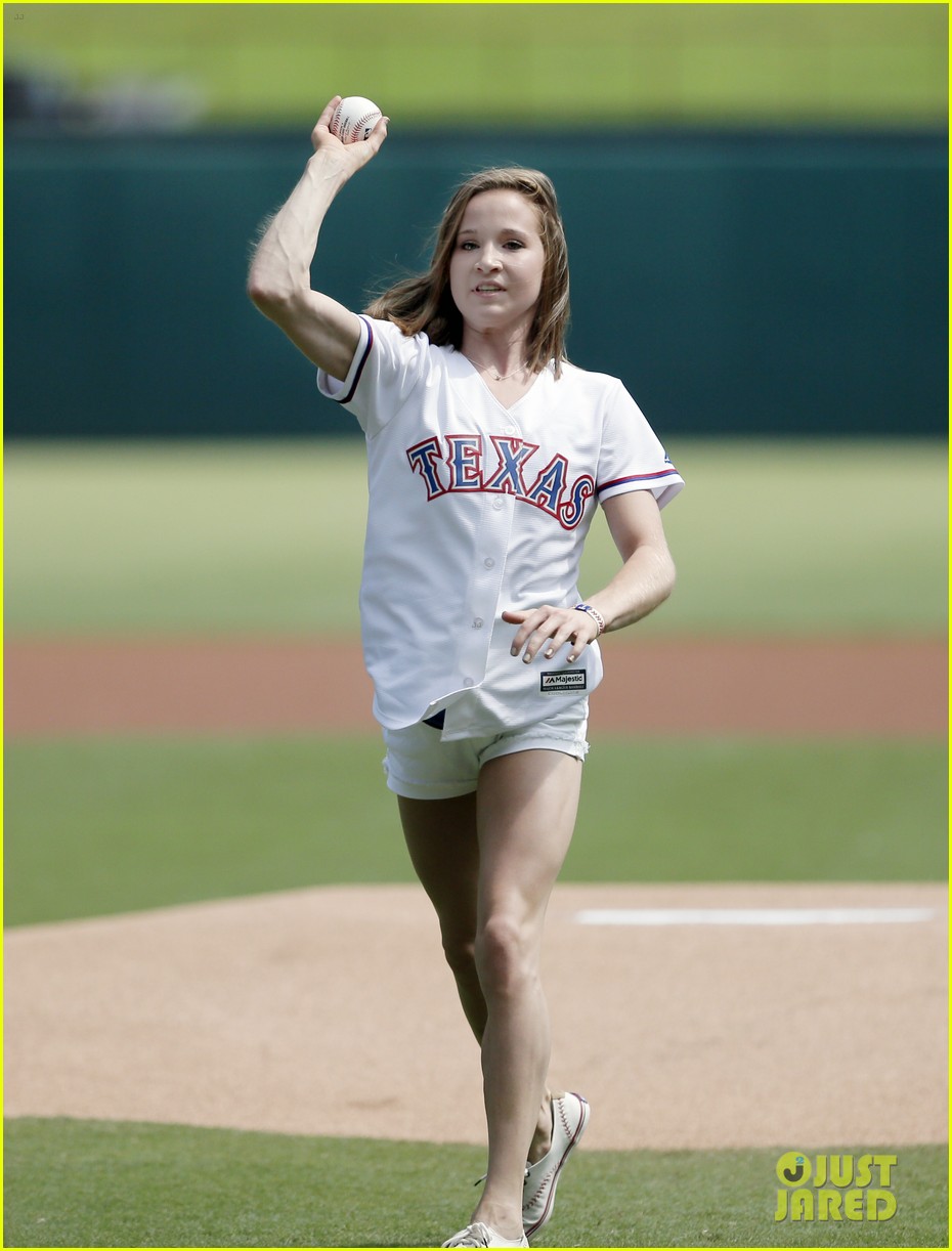 madison kocian laurie hernandez first pitches mlb 07
