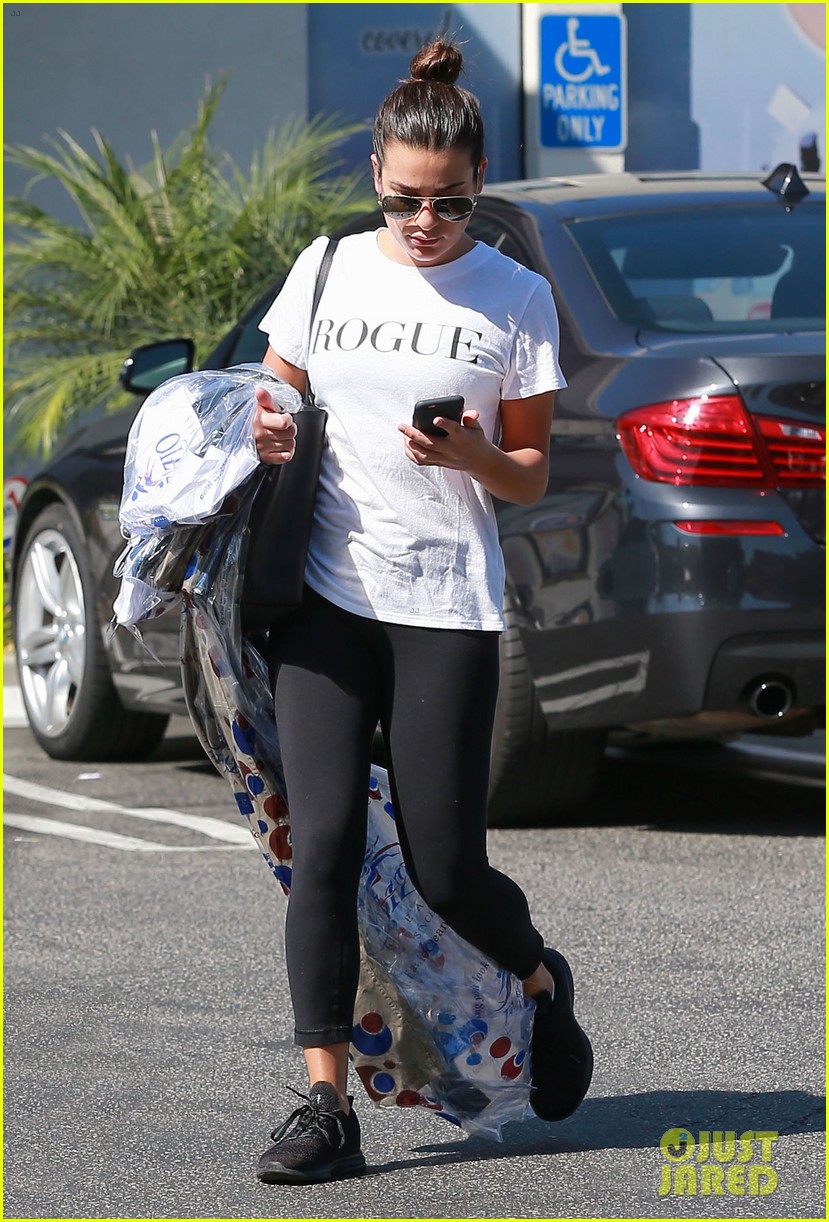 lea michele picks up her dry cleaning37213mytext