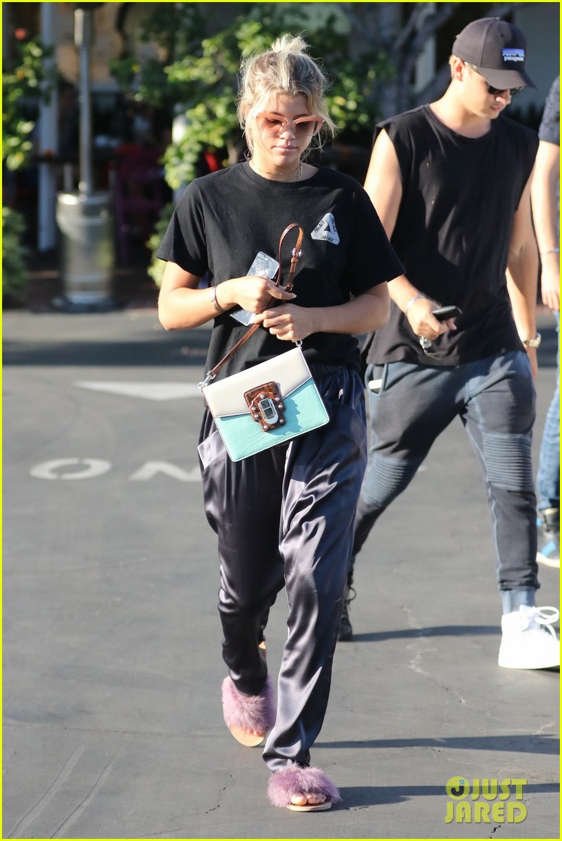 sofia richie grabs lunch with pals00302mytext