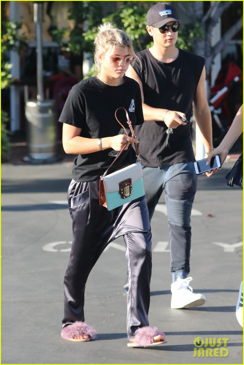 sofia richie grabs lunch with pals00504mytext