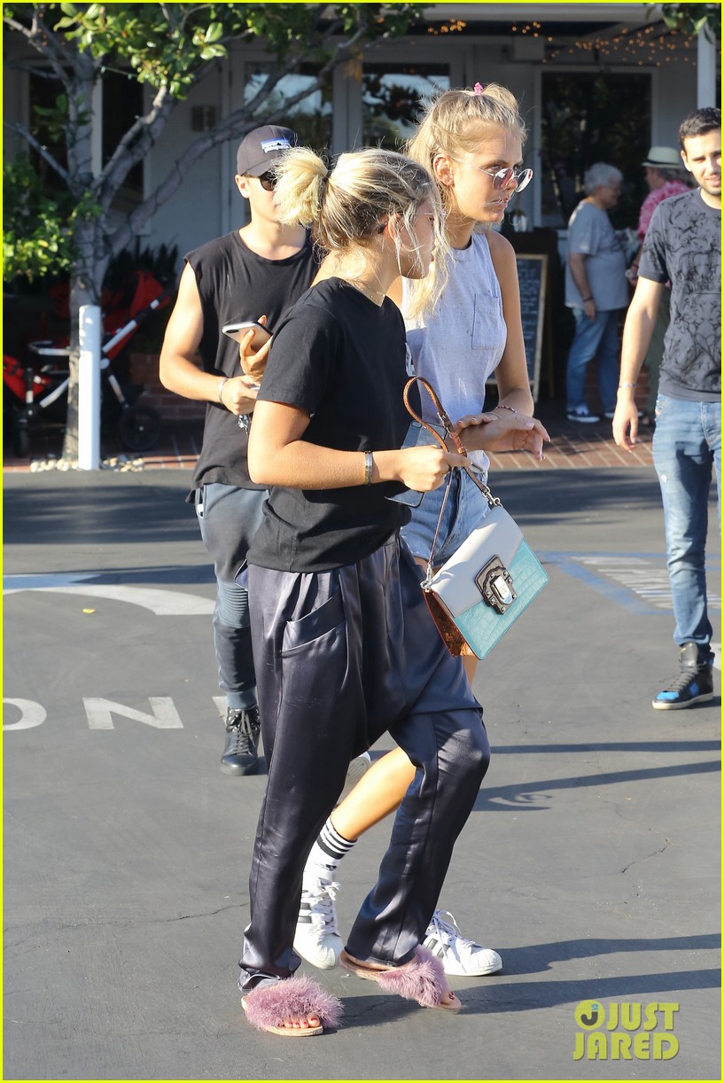 sofia richie grabs lunch with pals00716mytext