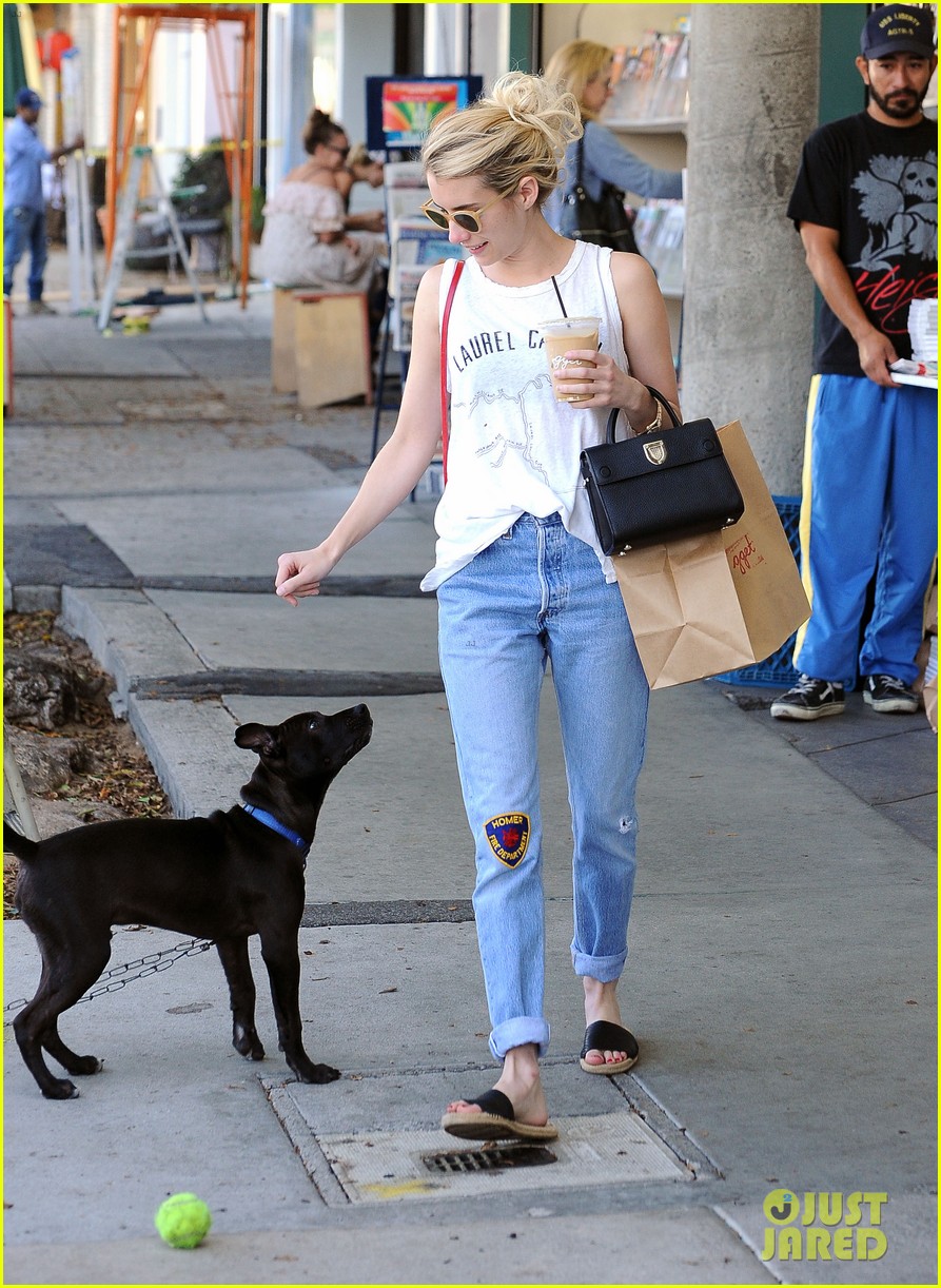 emma roberts gives her work wife lea michele some love 03