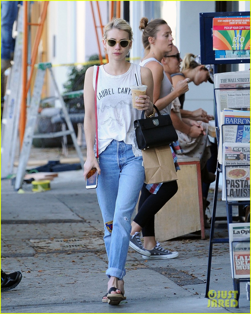 emma roberts gives her work wife lea michele some love 07