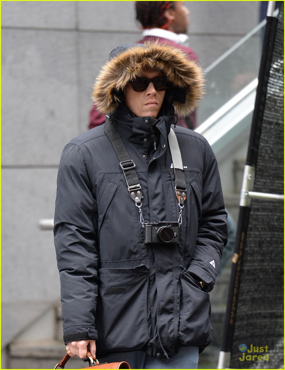 rupert grint hooded jacket snatch filming 01