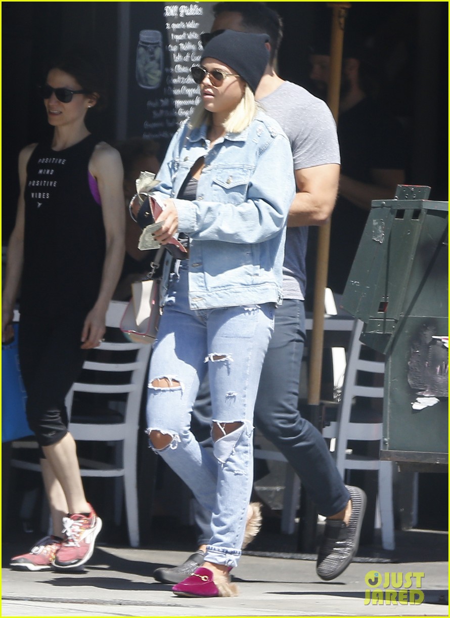sofia richie hangs out with friends in weho101mytext