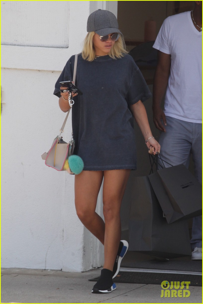 sofia richie shopping in n out labor day 02