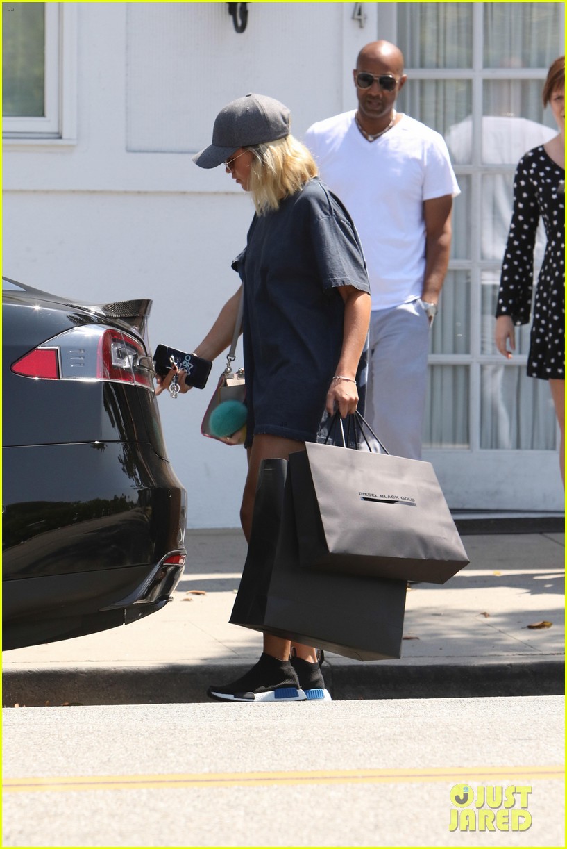 sofia richie shopping in n out labor day 64