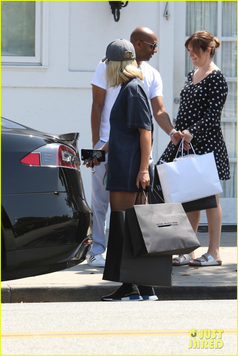 sofia richie shopping in n out labor day 65