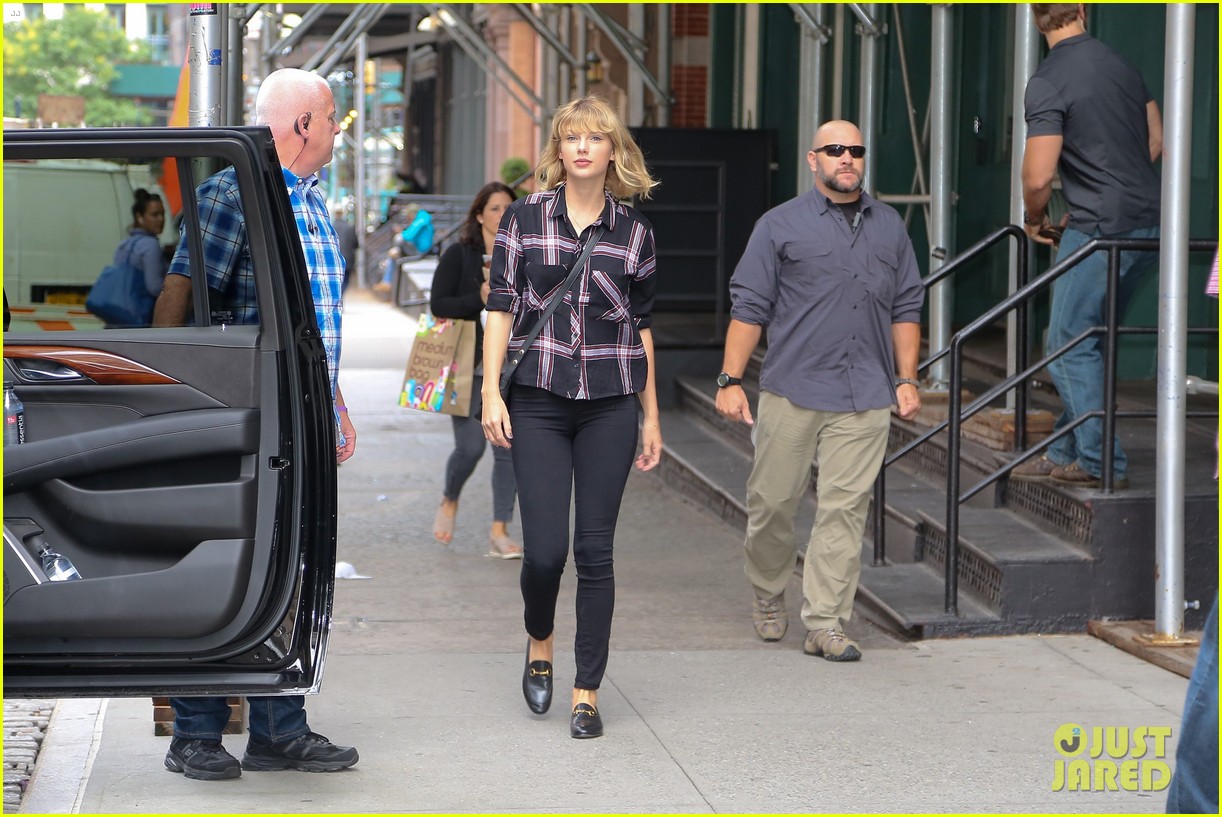 taylor swift ready for fall heads out in nyc 20