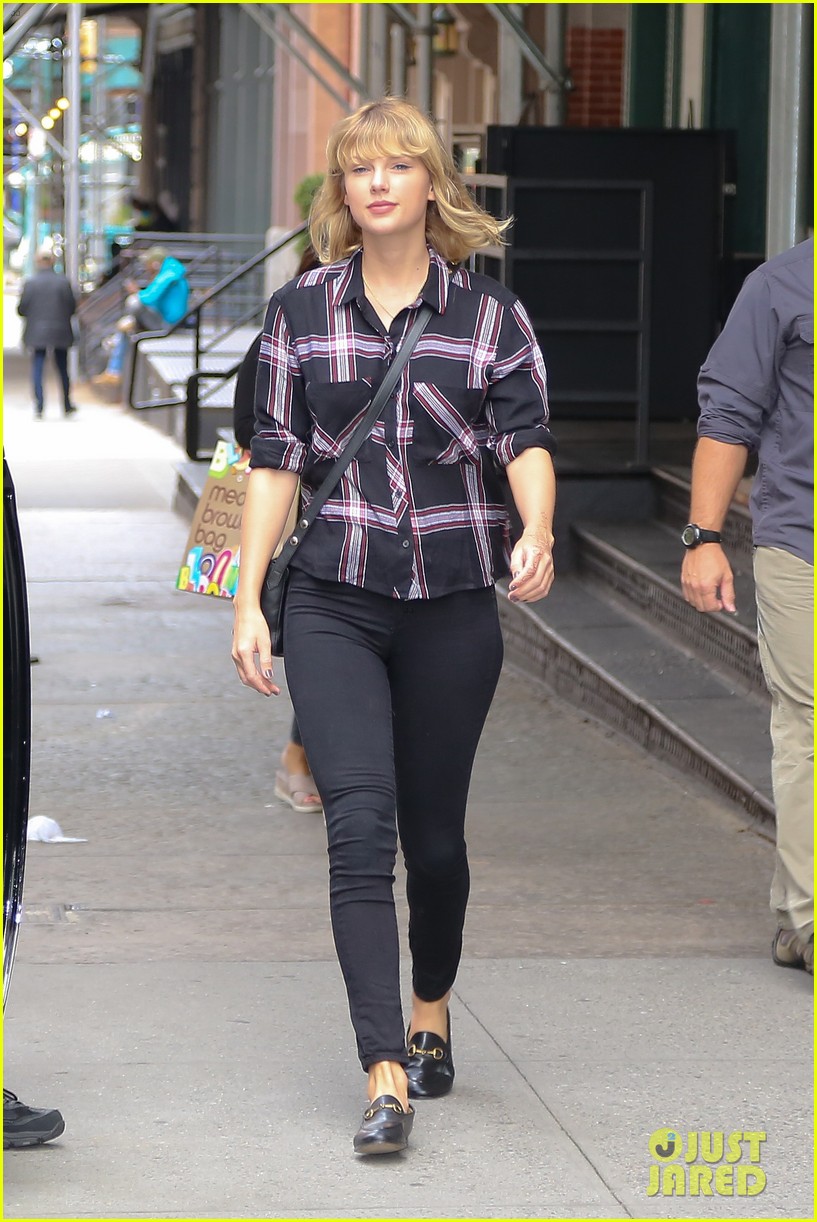 taylor swift ready for fall heads out in nyc 22