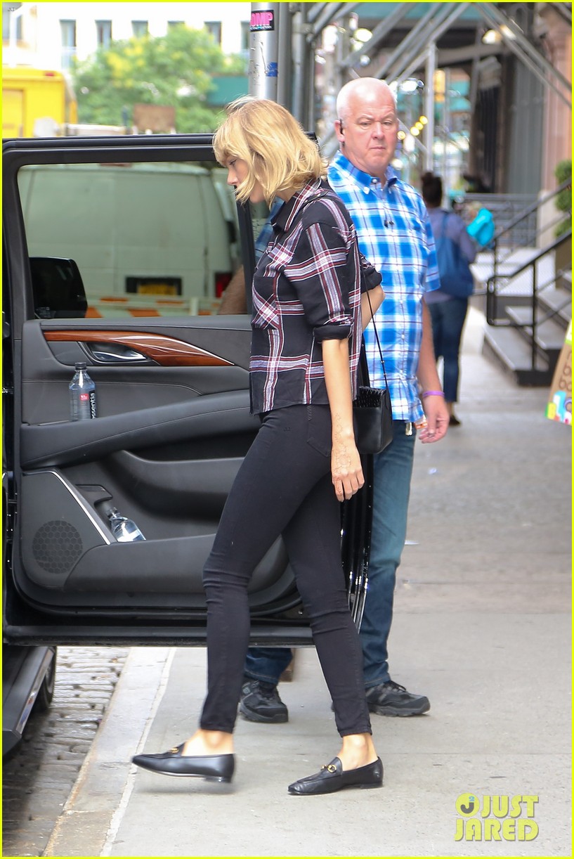 taylor swift ready for fall heads out in nyc 25