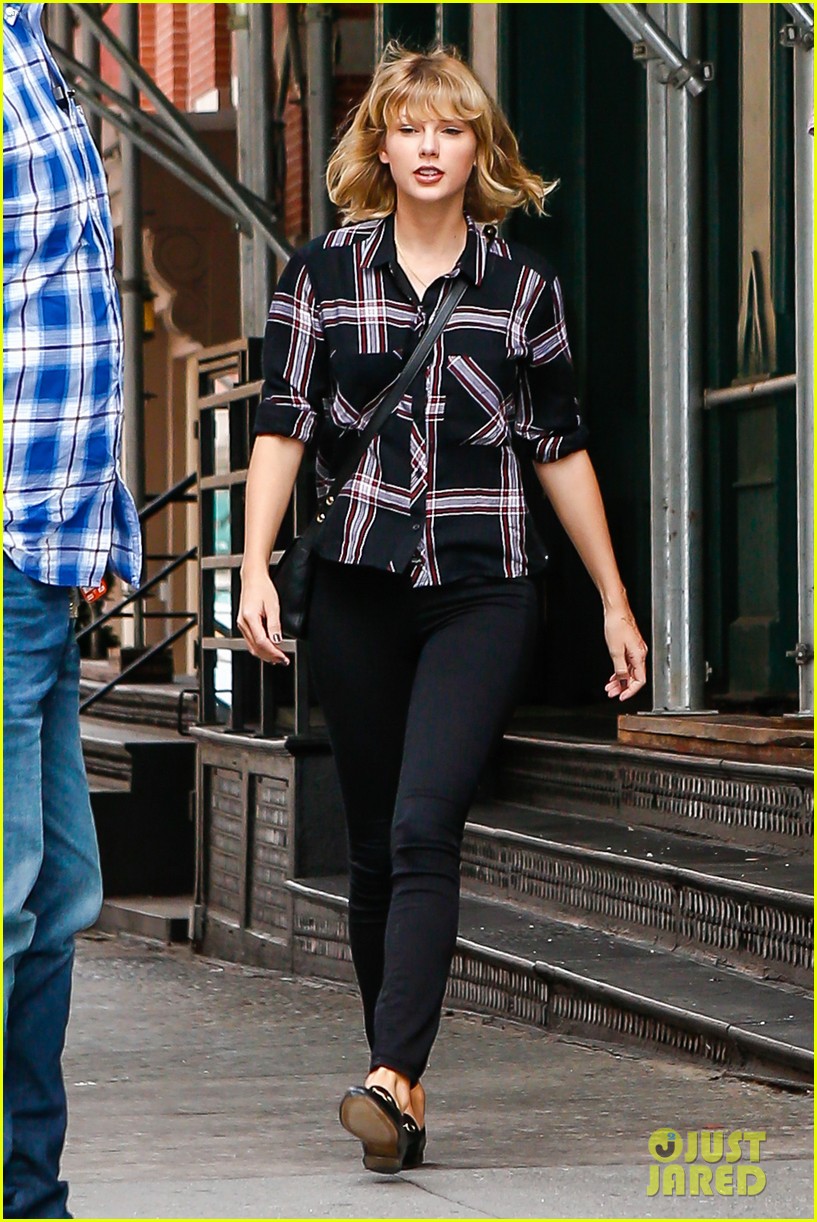 taylor swift ready for fall heads out in nyc 32