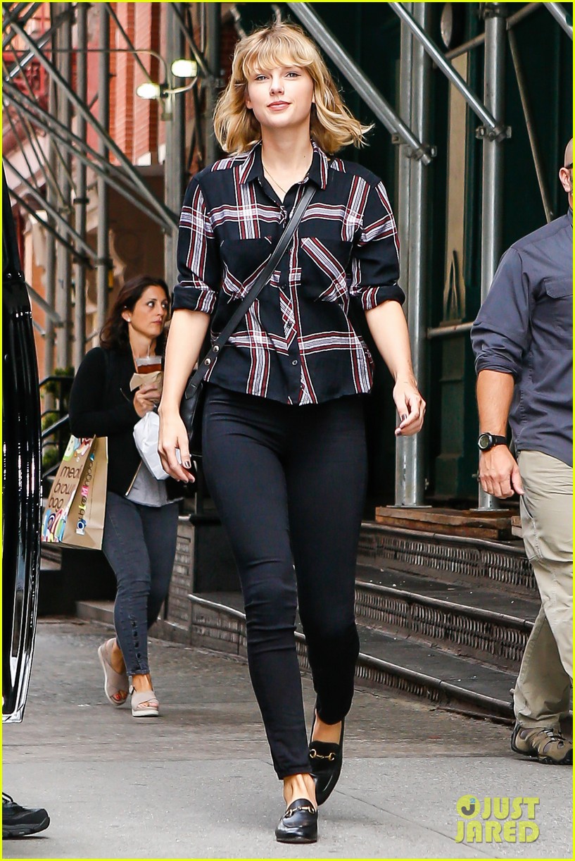 taylor swift ready for fall heads out in nyc 34