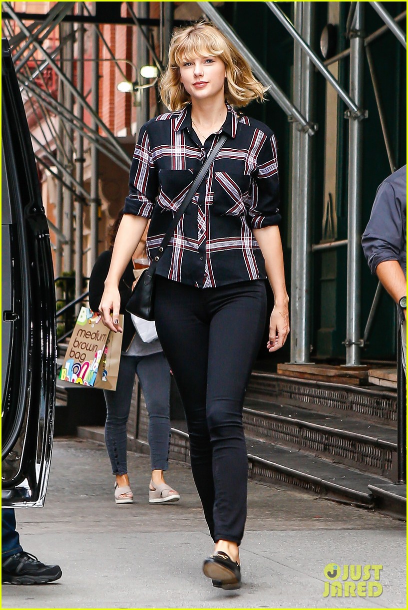 taylor swift ready for fall heads out in nyc 36