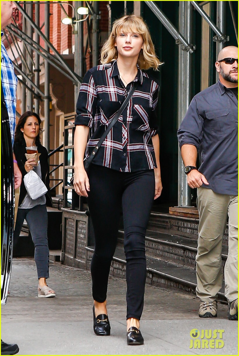 taylor swift ready for fall heads out in nyc 38