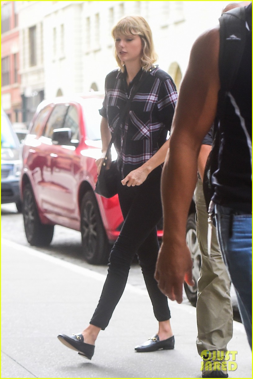 taylor swift ready for fall heads out in nyc 56